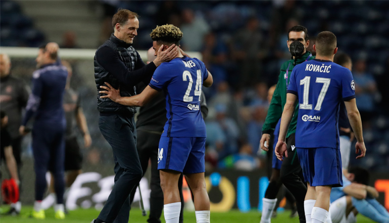 Thomas Tuchel beglückwünscht seine Spieler.