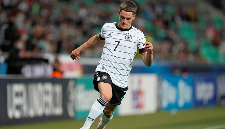 Florian Wirtz mit Ball am Fuß