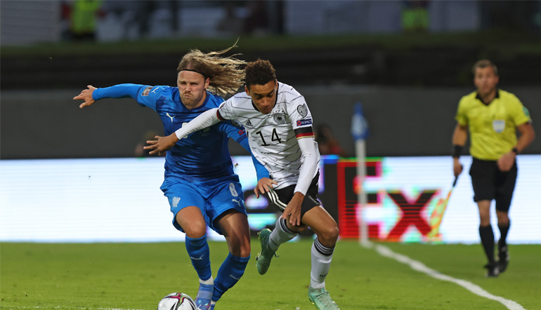 Jamal Musiala im Zweikampf mit einem Isländer