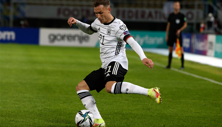 David Raum beim Schuss