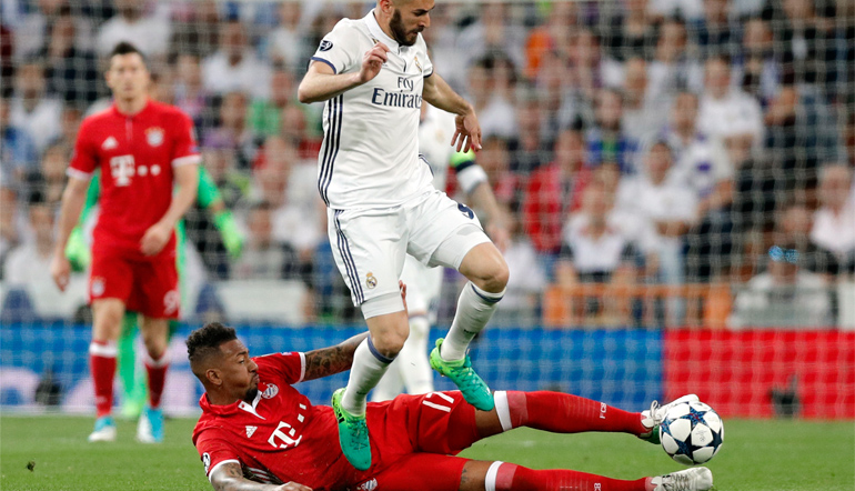 Jerome Boateng klärt den Ball im Zweikampf mit Reals Benzema