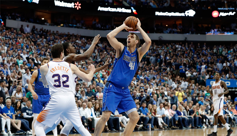 Dirk Nowitzki setzt zum Wurf an