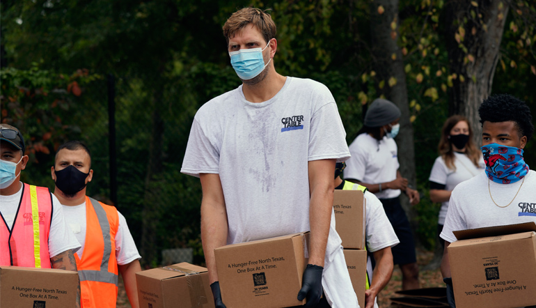 Nowitzki hilft Kisten zu tragen