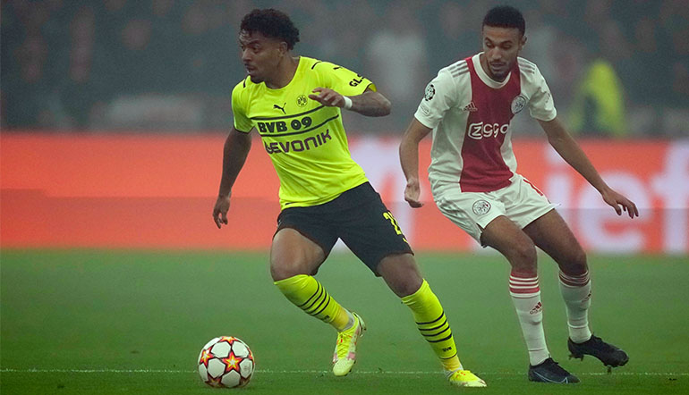 Donyell Malen im Zweikampf