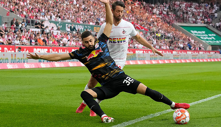 Josko Gvardiol bei einer Abwehr-Aktion