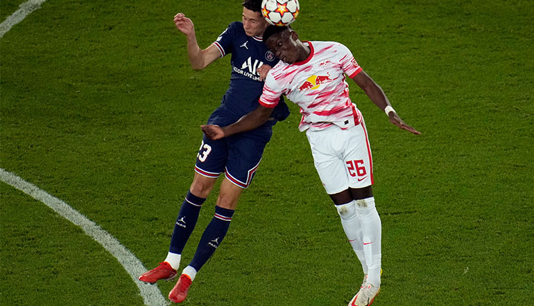 Ilaix Moriba im Luftzweikampf mit Julian Draxler