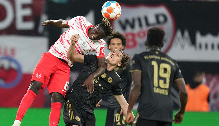 Marcel Sabitzer im Zweikampf