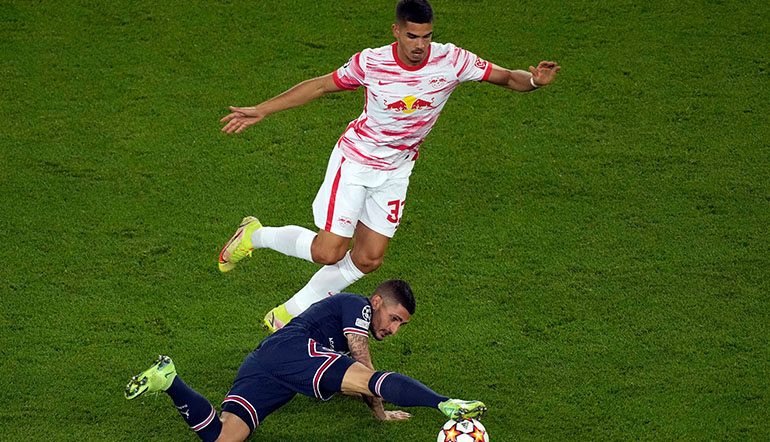 Andre Silva im Zweikampf mit Marco Verratti