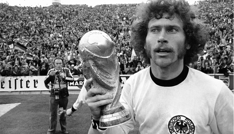Breitner im Münchner Olympiastadion mit dem WM-Pokal