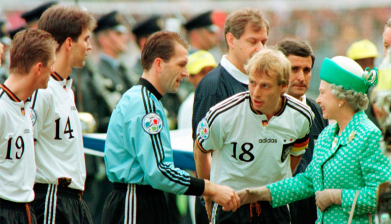 Andi Köpke schüttelt bei der EM 96 der Queen die Hand