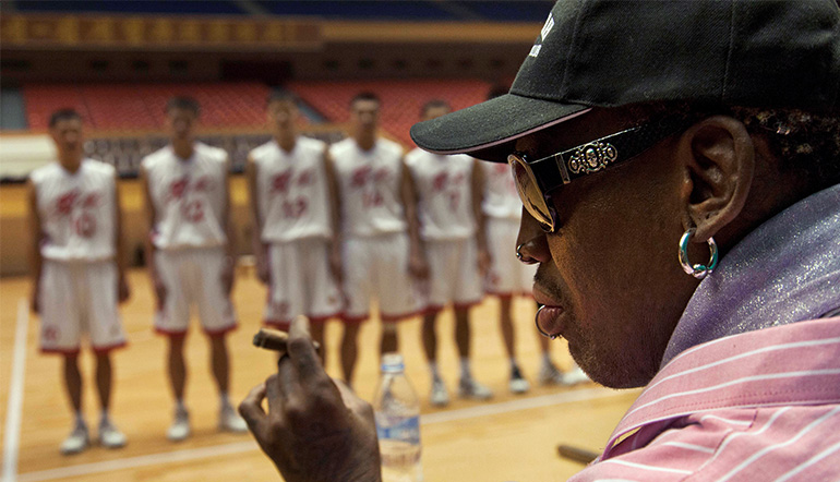 Dennis Rodman schaut ein Spiel