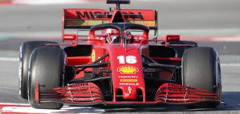 Charles Leclerc in seinem neuen Ferrari.