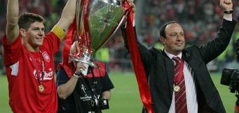 Gerrard und Benitez mit dem Champions League Pokal.