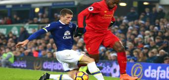 Divock Origi mit Ross Barkley im Kampf um den Ball