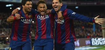 Suarez mit Neymar und Messi beim Torjubel.