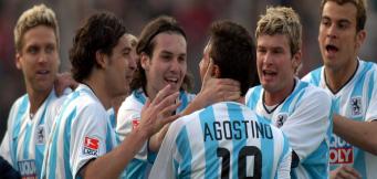 Agostino mit der Mannschaft beim Torjubel