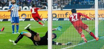 Müller nach seinem Treffer für den HSV in der Relegation 2015.