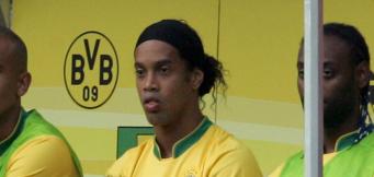 Ronaldinho wartet auf der Auswechselbank im Dortmunder Stadion. 