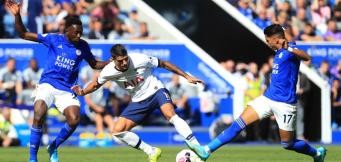 Tottenhams Lamela gegen zwei Leicester City Spieler.