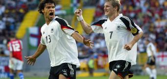 Michael Ballack und Bastian Schweinsteiger jubeln zusammen im DFB-Dress.