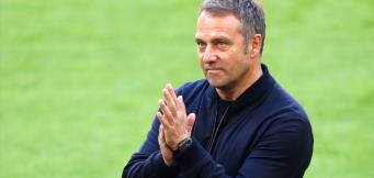 Hansi Flick applaudiert.