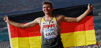 Niklas Kaul mit der Deutschland-Fahne. 