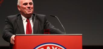 Uli Hoeness am Rednerpult. 