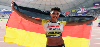 Mihambo nach ihrem WM-Sieg in Doha.