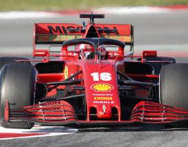 Charles Leclerc in seinem neuen Ferrari.