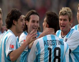 Agostino mit der Mannschaft beim Torjubel