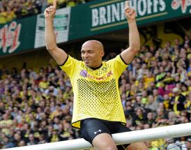 Dede feiert auf dem Tor. 