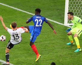 Müller im Zweikampf mit Umtiti.