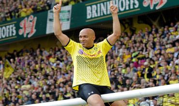 Dede feiert auf dem Tor. 