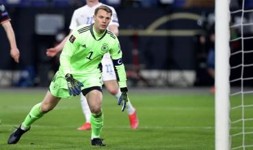 Neuer im Trikot der Nationalmannschaft. 